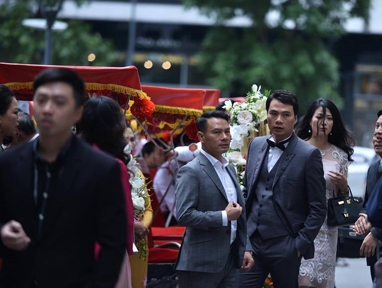 Á hậu Thanh Tú xinh đẹp rạng rỡ trong ngày ăn hỏi ảnh 5