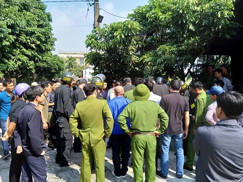 Truy sát mẹ ruột không thành, nam thanh niên ngáo đá khống chế cháu bé 3 tuổi ảnh 1