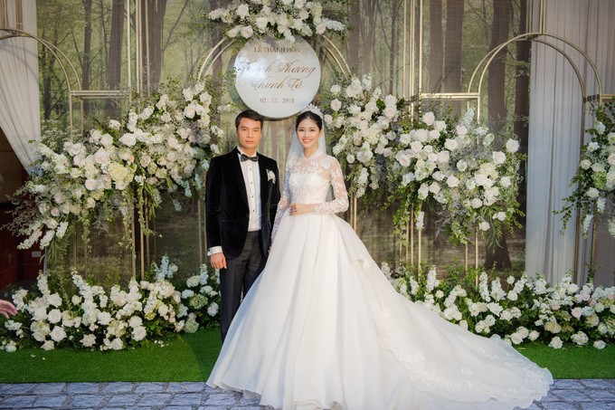 Á hậu Thanh Tú yêu kiều, nép bên chồng U40 trong ngày cưới ảnh 2