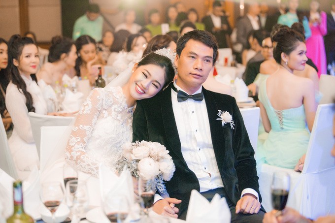 Á hậu Thanh Tú yêu kiều, nép bên chồng U40 trong ngày cưới ảnh 6