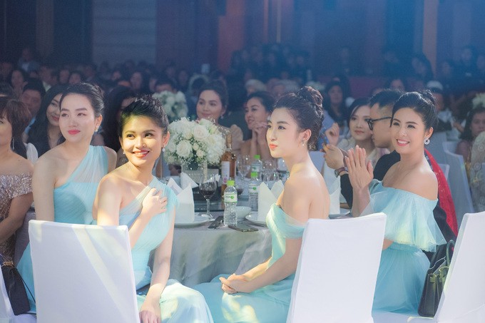 Á hậu Thanh Tú yêu kiều, nép bên chồng U40 trong ngày cưới ảnh 8