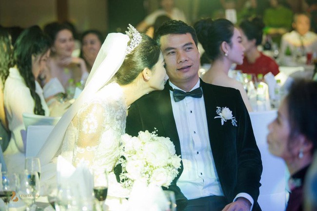 Á hậu Thanh Tú yêu kiều, nép bên chồng U40 trong ngày cưới ảnh 7