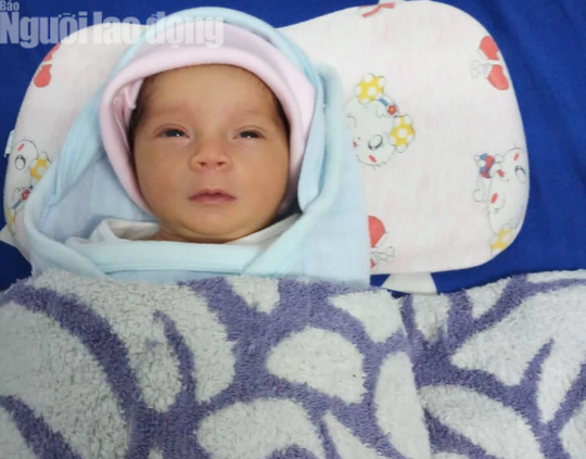 Bé gái còn nguyên dây rốn bị bỏ rơi trên ghế đá ảnh 1