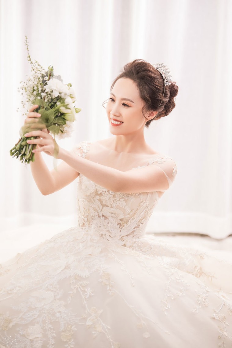 Ảnh cưới cực dễ thương của NSND Trung Hiếu và vợ trẻ ảnh 3