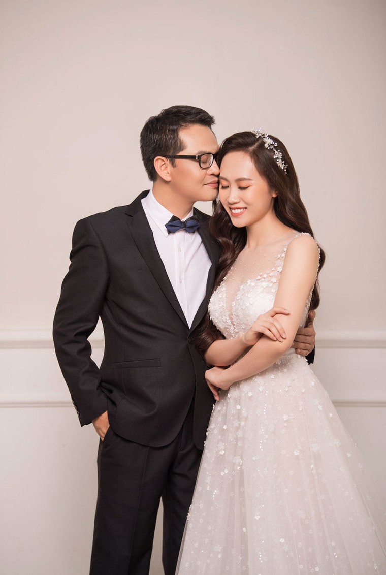 Ảnh cưới cực dễ thương của NSND Trung Hiếu và vợ trẻ ảnh 1