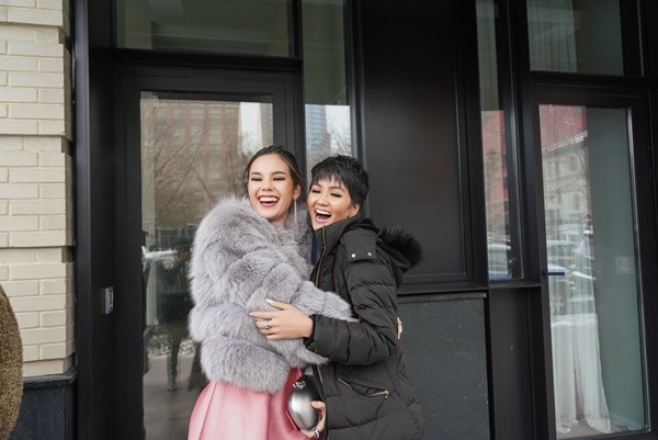 H'Hen Niê có màn đọ sắc bất phân với Hoa hậu Hoàn vũ Catriona Gray tại New York ảnh 2
