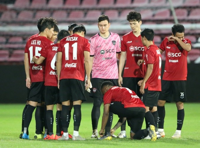 Văn Lâm mất điểm do mắc sai lầm trong trận ra mắt ở Muangthong United ảnh 1