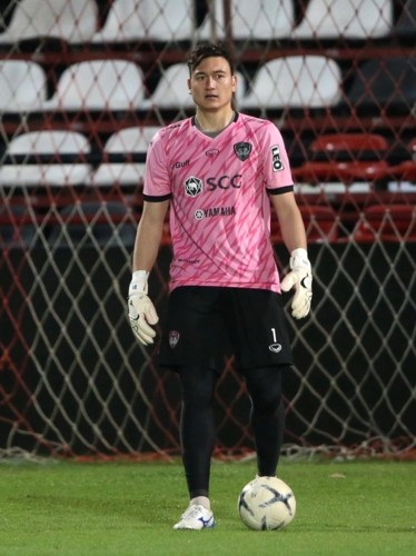 Văn Lâm mất điểm do mắc sai lầm trong trận ra mắt ở Muangthong United ảnh 2