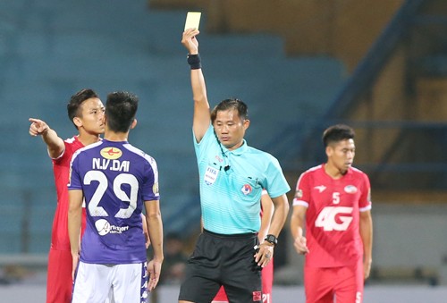 Quế Ngọc Hải bị đình chỉ thi đấu sau pha phạm lỗi với Văn Kiên ảnh 1