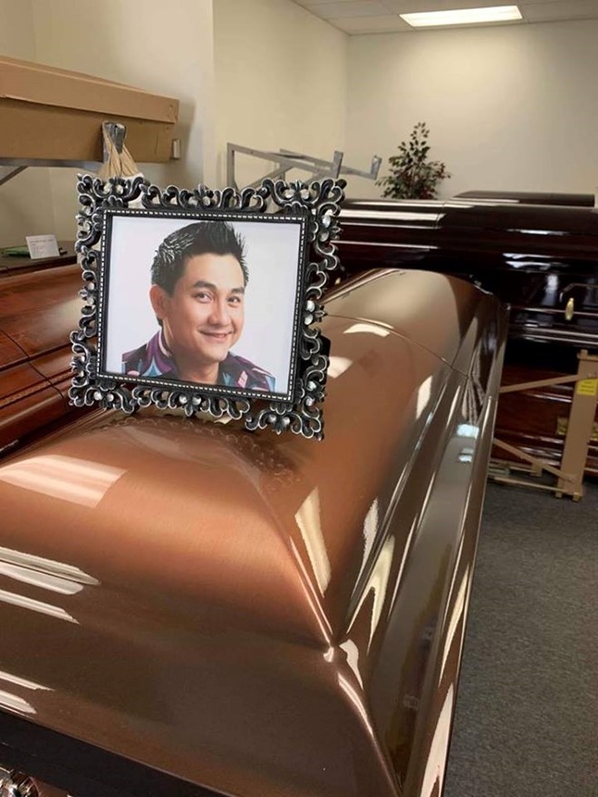 Việt Hương trao 30.000 USD của tỷ phú Hoàng Kiều cho gia đình Anh Vũ ảnh 1