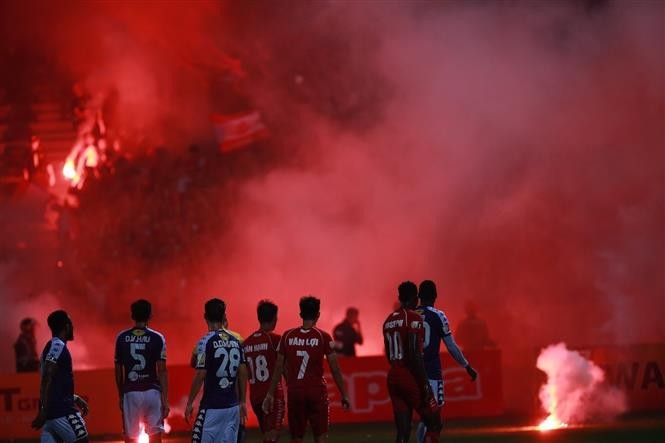 Hà Nội và Hải Phòng nhận án phạt nặng vì CĐV đốt pháo sáng trên sân Hàng Đẫy ảnh 1