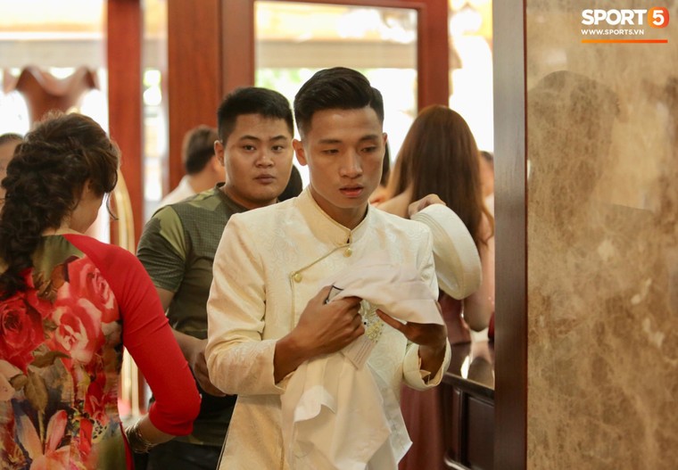 Bùi Tiến Dũng hạnh phúc trong lễ ăn hỏi với bạn gái 'đại gia' ảnh 7