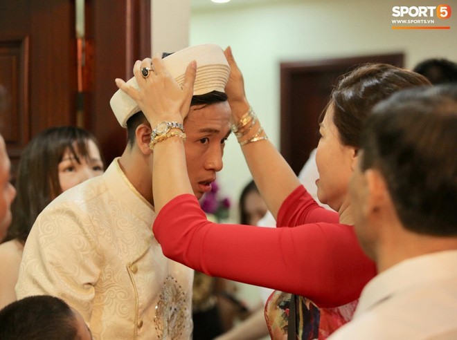 Bùi Tiến Dũng hạnh phúc trong lễ ăn hỏi với bạn gái 'đại gia' ảnh 9