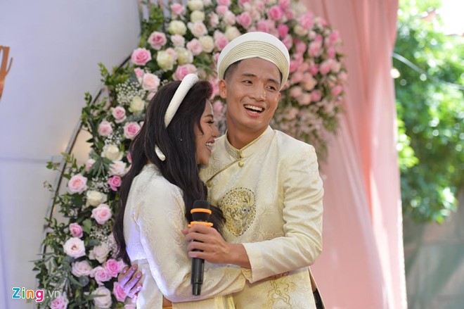 Bùi Tiến Dũng hạnh phúc trong lễ ăn hỏi với bạn gái 'đại gia' ảnh 1