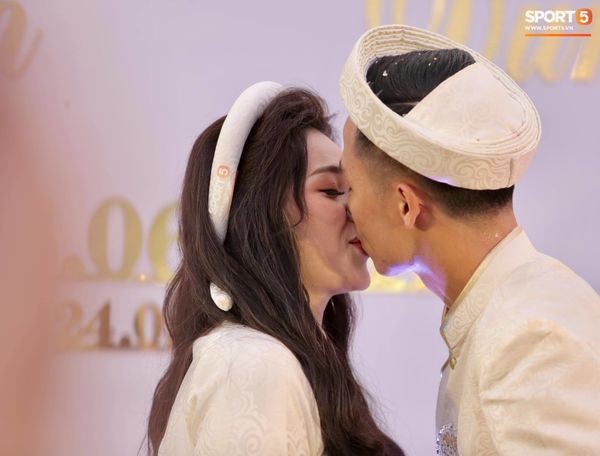 Bùi Tiến Dũng hạnh phúc trong lễ ăn hỏi với bạn gái 'đại gia' ảnh 14