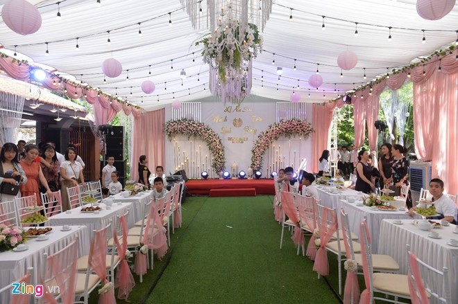 Bùi Tiến Dũng hạnh phúc trong lễ ăn hỏi với bạn gái 'đại gia' ảnh 2