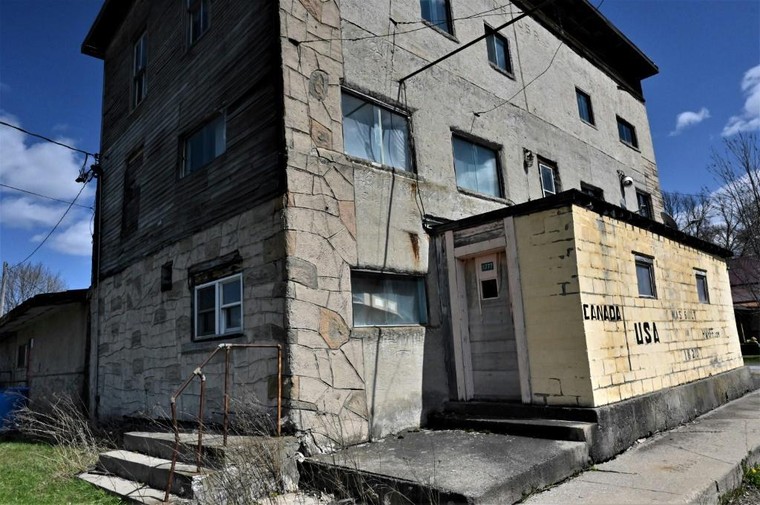 Dịch vụ giao nhận hàng hóa Half Way House: Ngôi nhà 'độc nhất vô nhị' nằm giữa biên giới Mỹ- Canada ảnh 2