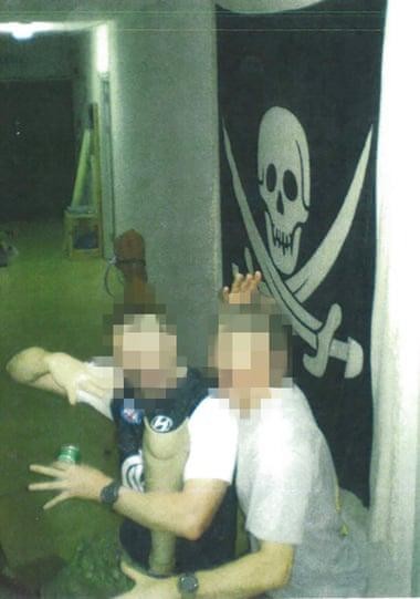 Tòa án cho biết có hàng trăm bức ảnh lính Úc uống rượu từ chân giả của người Afghanistan bị giết ảnh 2