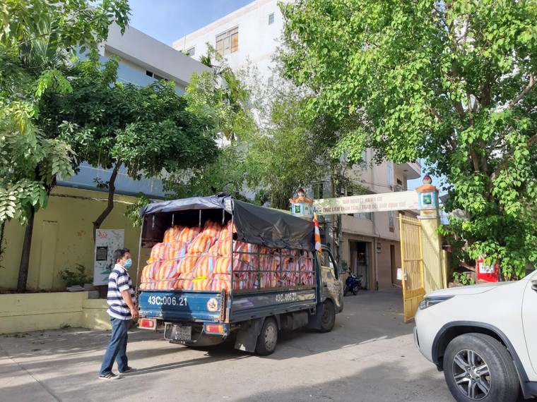 Đà Nẵng: Chùa Bảo Quang chia sẻ cùng bà con trong đại dịch COVID-19 ảnh 2