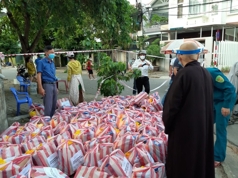 Đà Nẵng: Chùa Bảo Quang chia sẻ cùng bà con trong đại dịch COVID-19 ảnh 1