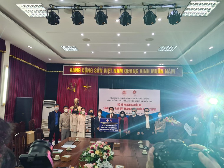 3.210 cây gậy trắng được trao cho Hội Người mù Việt Nam ảnh 2