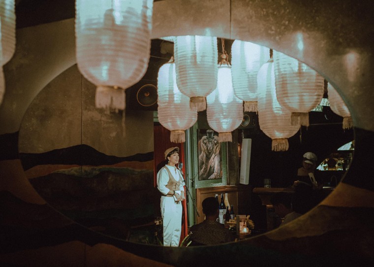 Giàu và Nghèo sau từng trang sách dịch ảnh 1