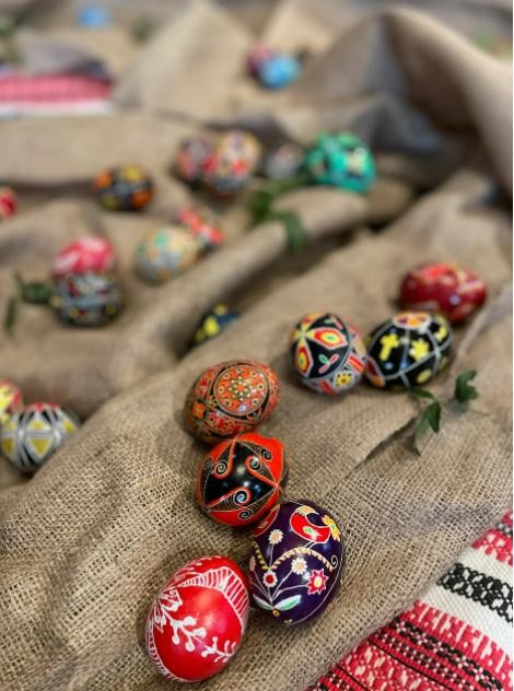 Nghệ sĩ người Mỹ gốc Ukraine Sofika Zielyk: ‘Những quả trứng là vũ khí của tôi!’ ảnh 2