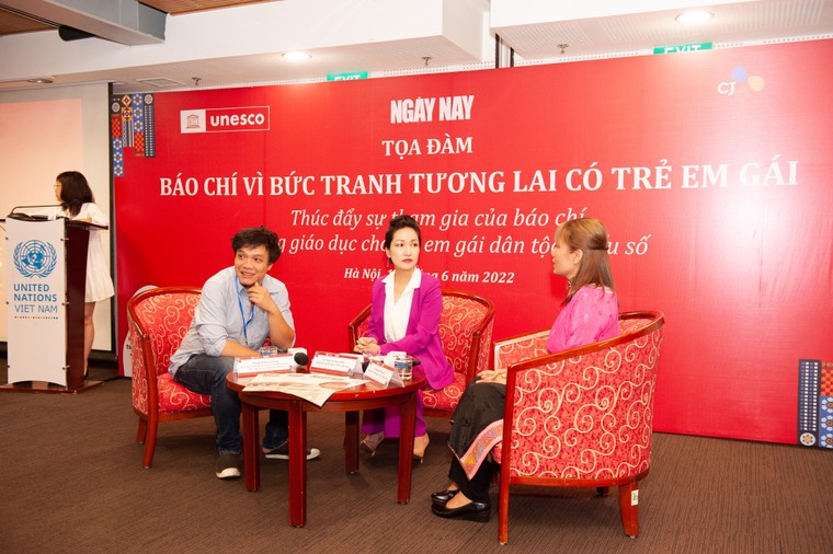 UNESCO gửi tặng 'Cẩm nang đưa tin về bạo lực với phụ nữ và trẻ em gái' cho các nhà báo ảnh 1