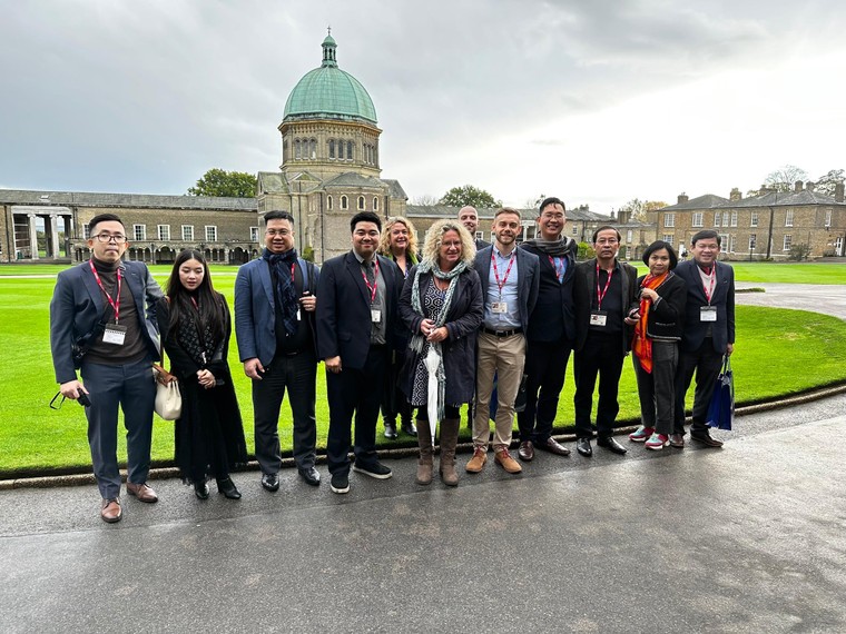 Trung tâm Thông tin UNESCO tặng tranh của họa sĩ Thể "Sapa" cho trường Haileybury, Vương quốc Anh ảnh 1