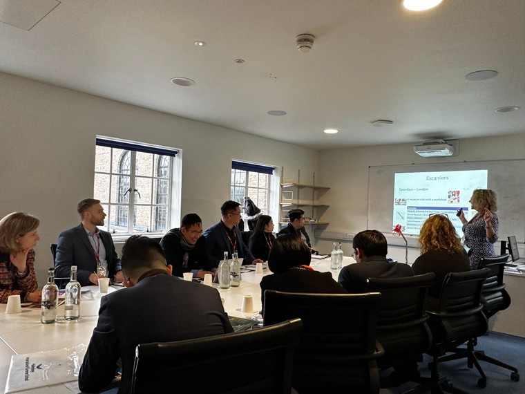 Trung tâm Thông tin UNESCO tặng tranh của họa sĩ Thể "Sapa" cho trường Haileybury, Vương quốc Anh ảnh 4