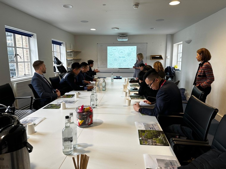 Trung tâm Thông tin UNESCO tặng tranh của họa sĩ Thể "Sapa" cho trường Haileybury, Vương quốc Anh ảnh 6