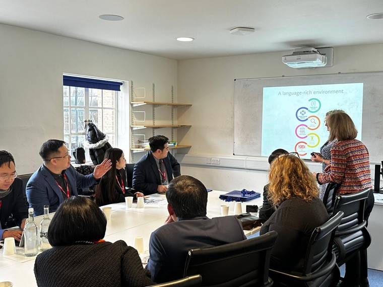 Trung tâm Thông tin UNESCO tặng tranh của họa sĩ Thể "Sapa" cho trường Haileybury, Vương quốc Anh ảnh 7