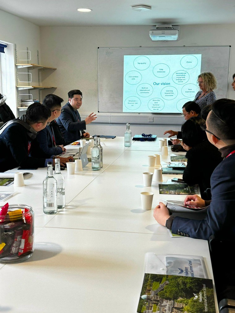 Trung tâm Thông tin UNESCO tặng tranh của họa sĩ Thể "Sapa" cho trường Haileybury, Vương quốc Anh ảnh 9