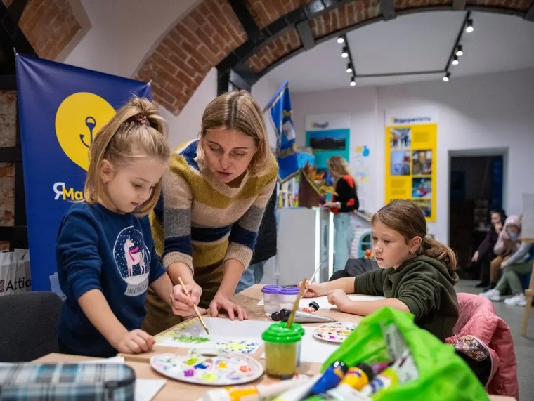 Xe tăng và gấu Teddy: Những bức vẽ của trẻ em Ukraine về cuộc chiến ảnh 2