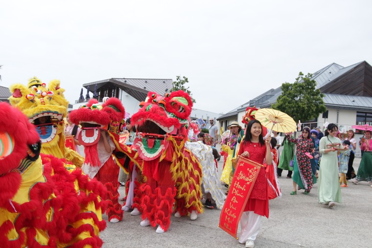 Diễu hành quảng bá văn hóa Việt Nam tại trung tâm thành phố biển Larmor Plage, Pháp ảnh 5