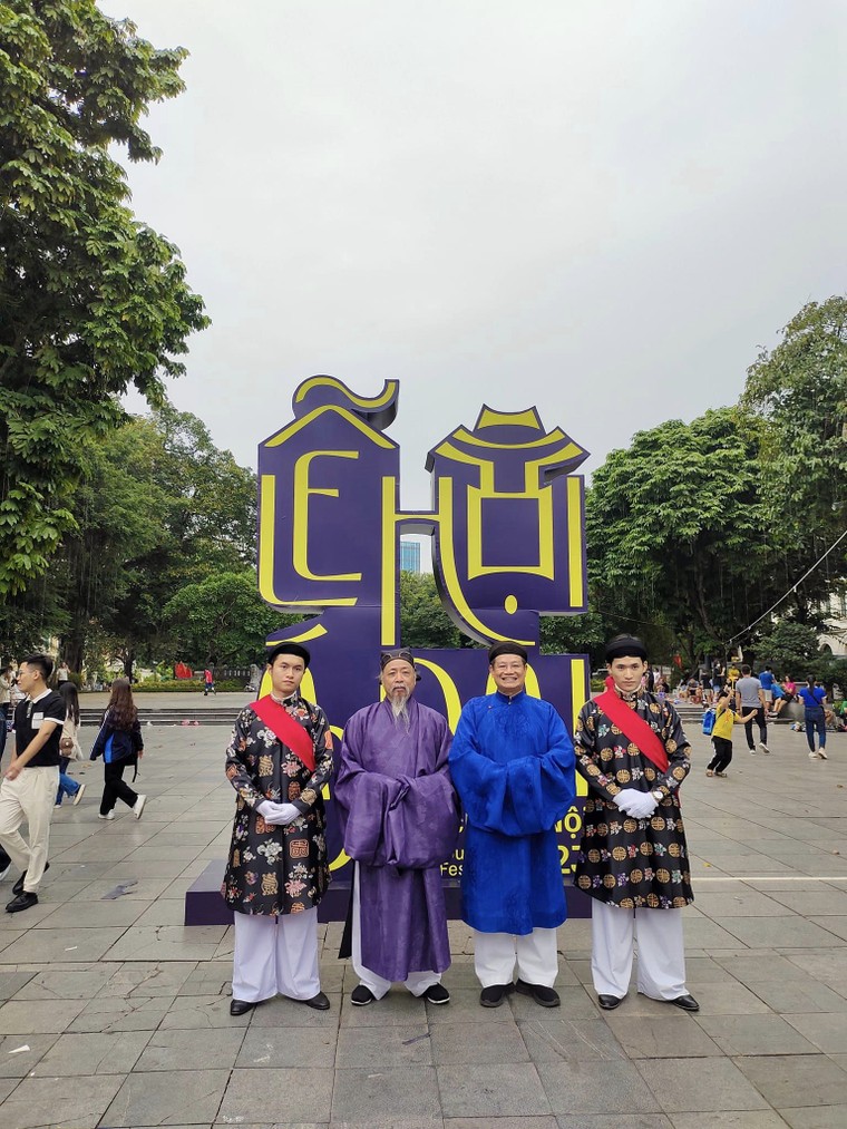 Trăm hoa khoe sắc tại Ngày hội Việt phục: "Bách Hoa Bộ hành" ảnh 1