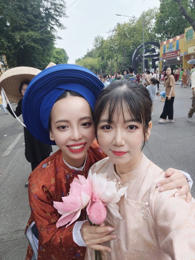 Việt cổ phục và họa tiết "chăn con công" ngày càng được người trẻ ưa chuộng ảnh 12