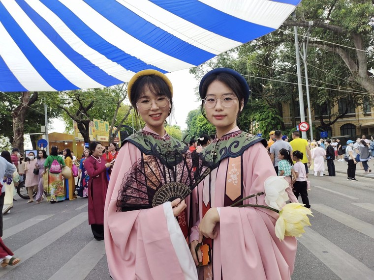 Trăm hoa khoe sắc tại Ngày hội Việt phục: "Bách Hoa Bộ hành" ảnh 5