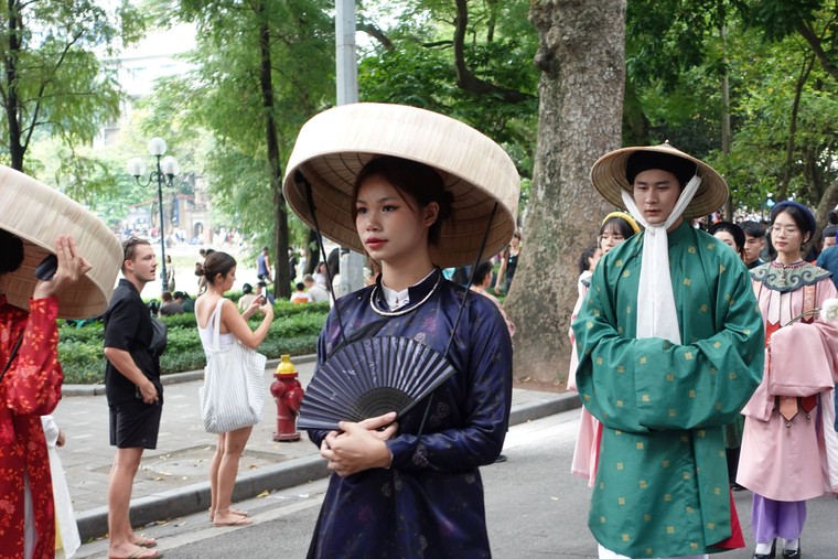 Trăm hoa khoe sắc tại Ngày hội Việt phục: "Bách Hoa Bộ hành" ảnh 7