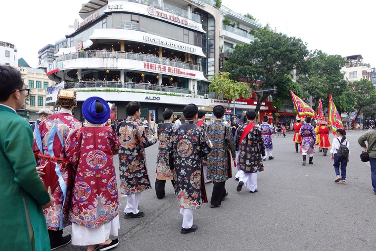 Trăm hoa khoe sắc tại Ngày hội Việt phục: "Bách Hoa Bộ hành" ảnh 8