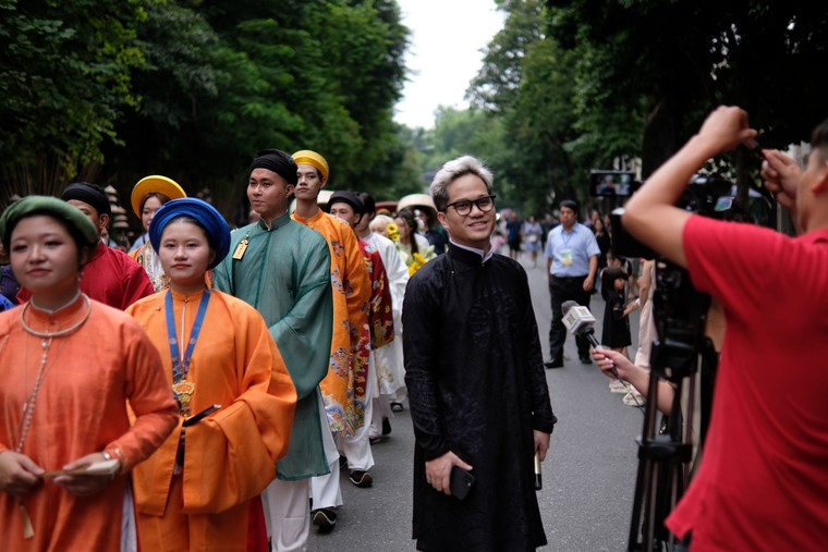 Trăm hoa khoe sắc tại Ngày hội Việt phục: "Bách Hoa Bộ hành" ảnh 10