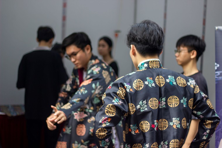 Trăm hoa khoe sắc tại Ngày hội Việt phục: "Bách Hoa Bộ hành" ảnh 11