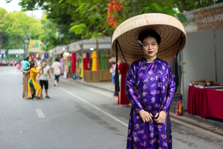 Trăm hoa khoe sắc tại Ngày hội Việt phục: "Bách Hoa Bộ hành" ảnh 13