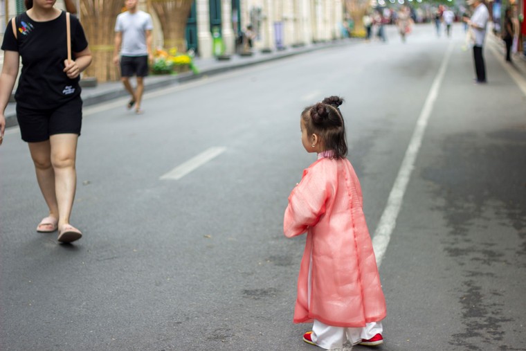 Trăm hoa khoe sắc tại Ngày hội Việt phục: "Bách Hoa Bộ hành" ảnh 14