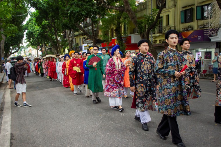 Việt cổ phục và họa tiết "chăn con công" ngày càng được người trẻ ưa chuộng ảnh 11