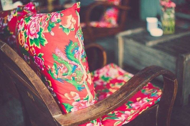 Việt cổ phục và họa tiết "chăn con công" ngày càng được người trẻ ưa chuộng ảnh 1