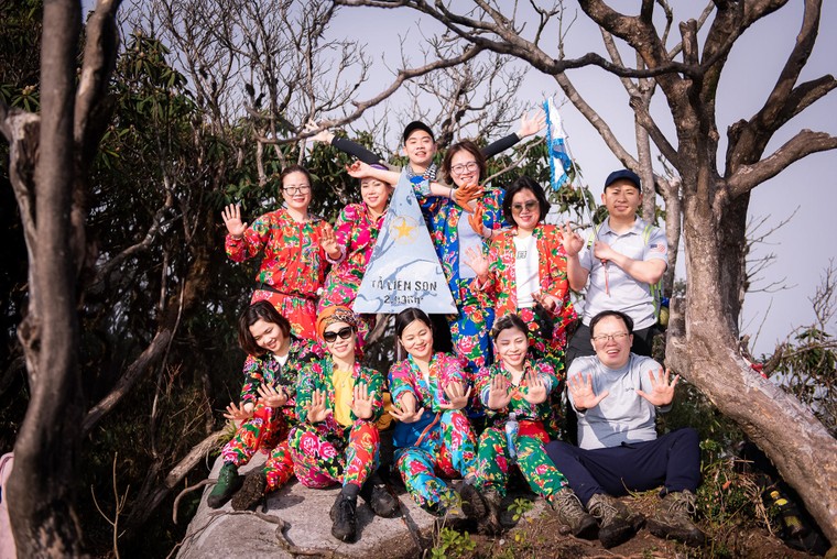 Việt cổ phục và họa tiết "chăn con công" ngày càng được người trẻ ưa chuộng ảnh 3