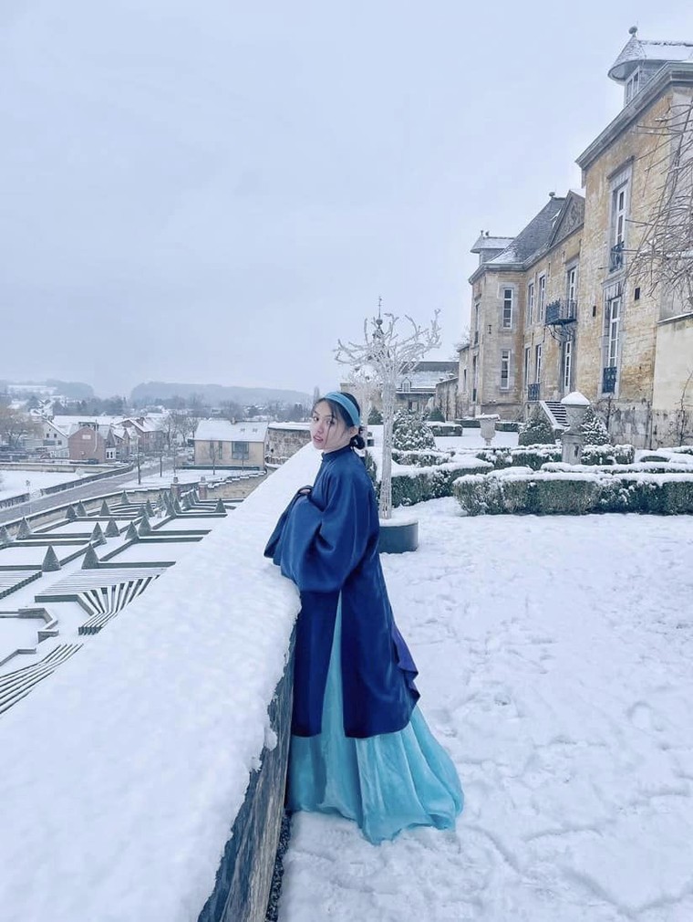 Việt cổ phục và họa tiết "chăn con công" ngày càng được người trẻ ưa chuộng ảnh 17