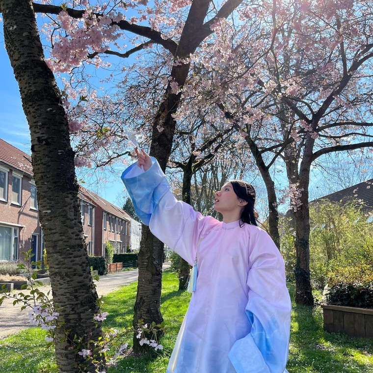 Việt cổ phục và họa tiết "chăn con công" ngày càng được người trẻ ưa chuộng ảnh 16