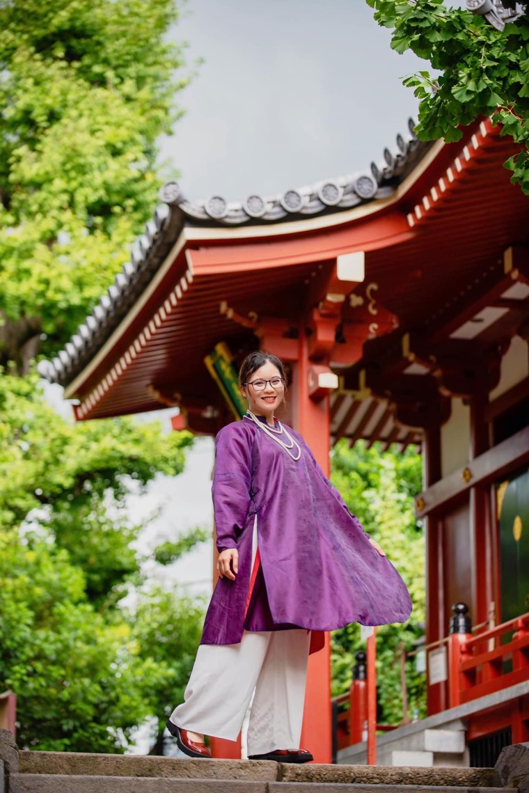 Việt cổ phục và họa tiết "chăn con công" ngày càng được người trẻ ưa chuộng ảnh 13